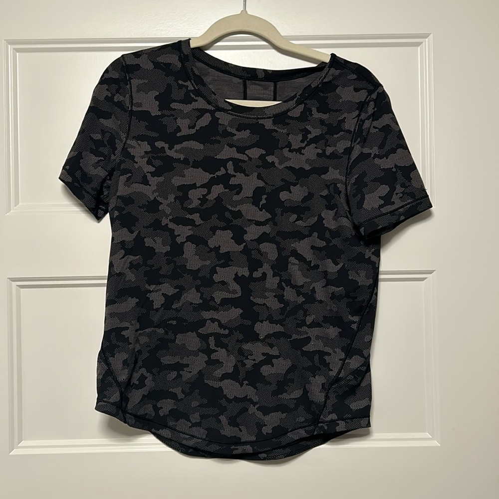 Size 6 LULULEMON came to print short sleeve.